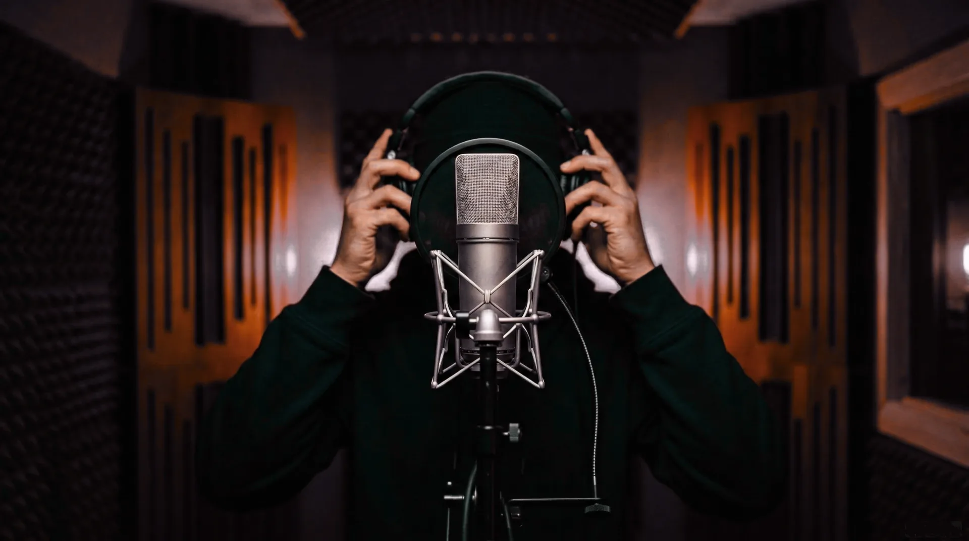 歌手デビューを目指してレコーディングスタジオでボーカル収録するアーティスト