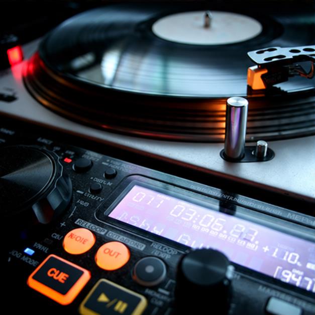 DJ機材とレコード