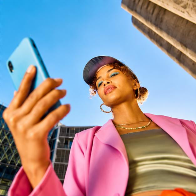 スマートフォンでSNS発信する女性